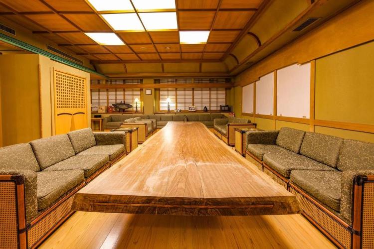 一枚板のこだわりの机を構え、お客様にくつろいで頂ける空間をご用意