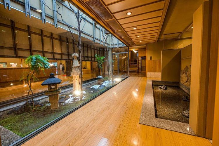 中庭「光庭」純和風の落ち着いた佇まい