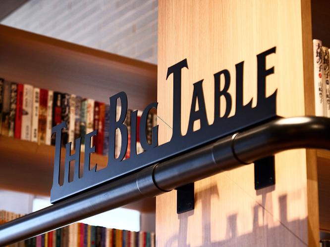 THE LIBRARY | 大きな特製机はまるで図書館のよう‐‐ the big table