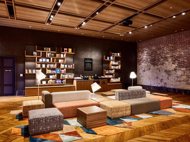 THE LIBRARY | the crossroads｜ソファでくつろぎながら読書をお楽しみください。