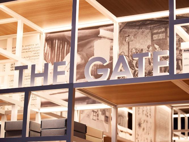 THE LIBRARY | ゲストを迎える大きなゲート‐‐ the gate