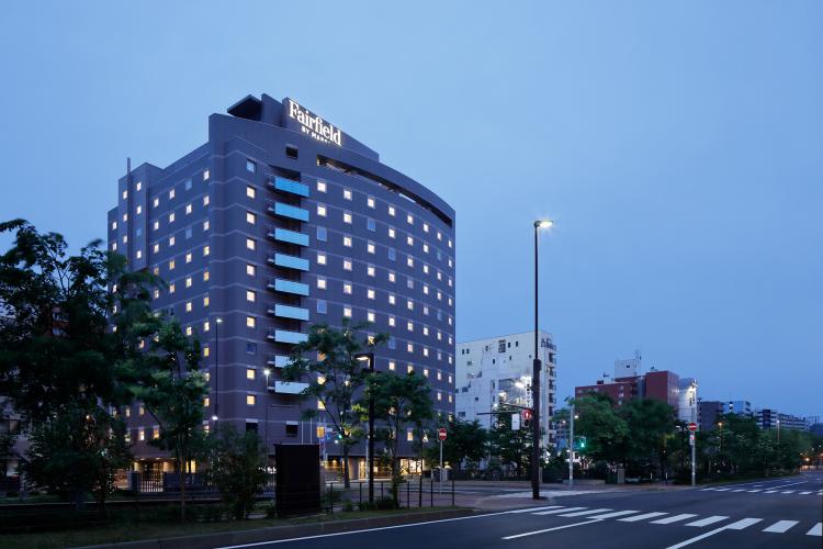 夕暮れの外観