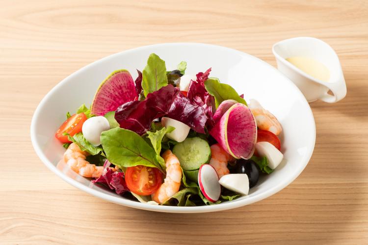 【FIKA CAFE Lagom】ランチメニュー エビとモッツアレラチーズのサラダ