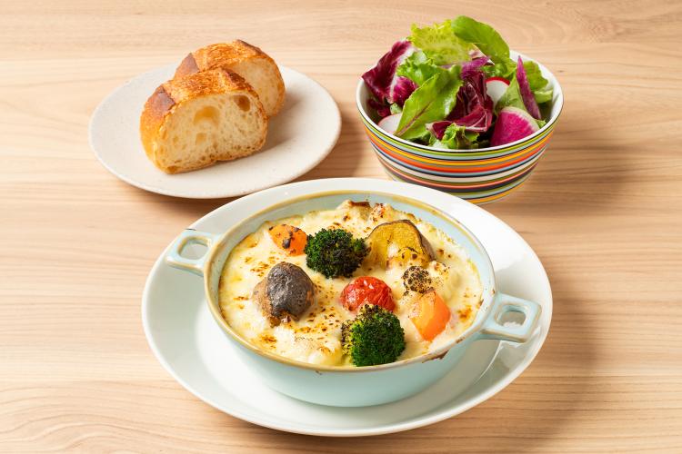 【FIKA CAFE Lagom】ランチメニュー サーモンと野菜のクリームグラタン