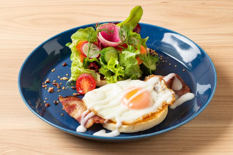 【FIKA CAFE Lagom】ランチメニュー 北海道産ベーコンとスモークサーモンのスモーブロー