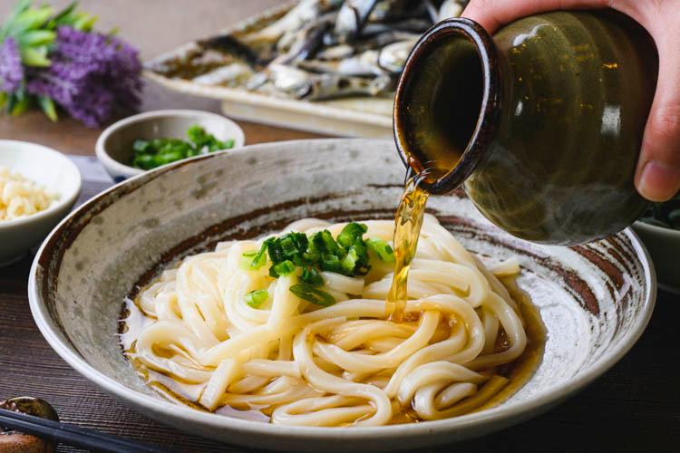 【善通寺インター限定】コシの強さとツルツル食感の讃岐うどんを、伊吹いりこの旨みたっぷりの出汁で。