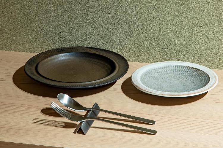■小石原焼のお皿とカトラリー