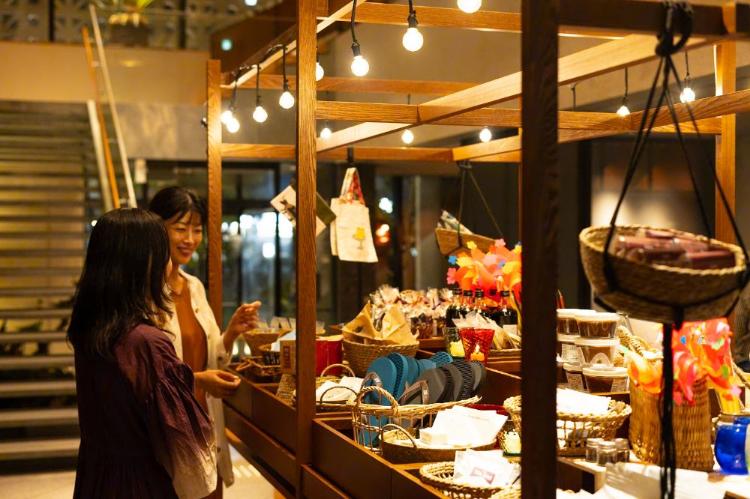 ご当地アイテムがずらりと並ぶ夜市