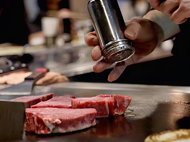 ［ライブキッチン］夕食ビュッフェではシェフが目の前で焼き上げた『白老牛ステーキ』が食べ放題！