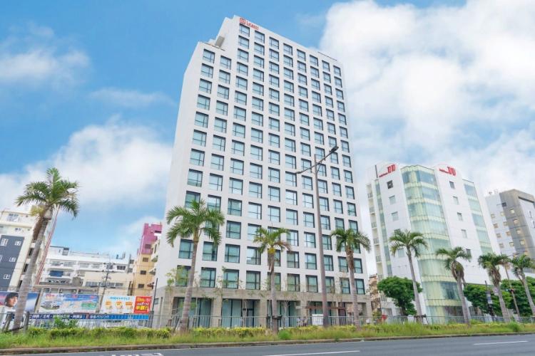 国道58号線沿い。17階建てのアーバンリゾートホテル。