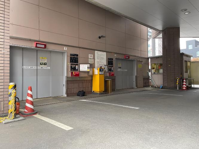 敷地内の有料駐車場（係員がご案内します）