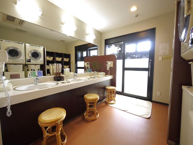 ■脱衣室に乾燥機・洗濯機がございます。 （男性各2台、女性各1台）