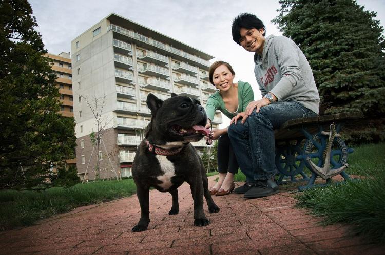 ホテル目の前の公園で仲良くお散歩(ドッグフレンドリー)