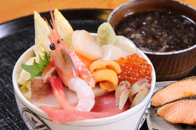 【選べる朝食】函館朝市提携店6店舗にて海鮮丼or和定食（写真は鮨処はこだて・メニュー一例）