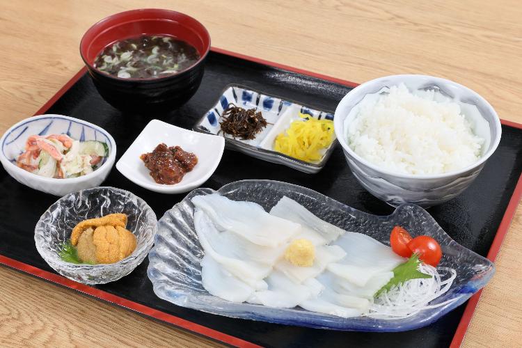 【選べる朝食】函館朝市提携店6店舗にて海鮮丼or和定食（写真はすずや食堂・メニュー一例）