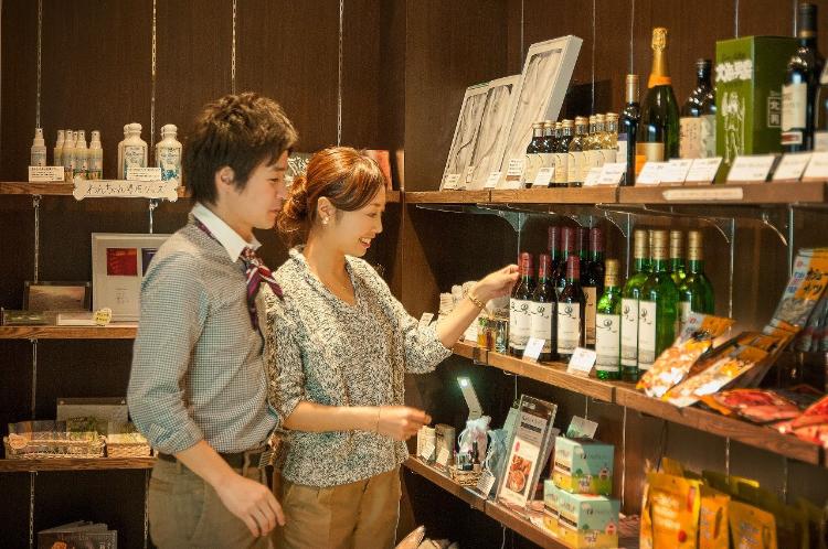 メモリアルショップリョーではドリンクや軽食、お土産品など様々な商品を取り揃えております。