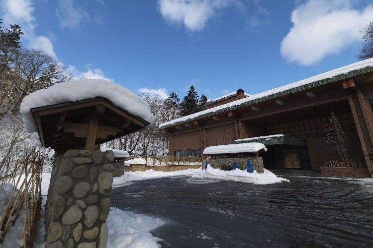 外観／杢のあたたかさを感じる温泉旅館です。冬は綺麗な雪景色が広がります。
