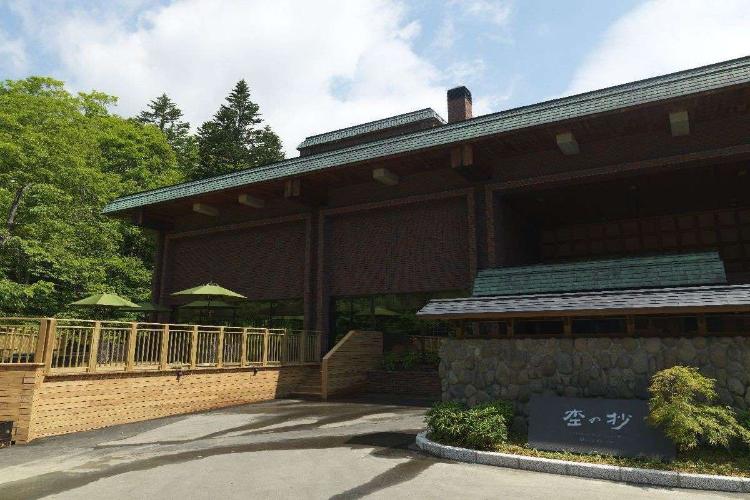 外観／自然豊かなニセコの森に包まれた、新しくも懐かしい風情の温泉旅館です。