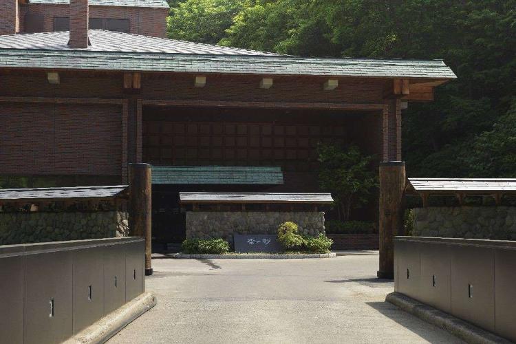 外観／ホテル前には、当館お客様専用の橋がございます。この橋を通ると、ここから寛ぎの時間が始まります。
