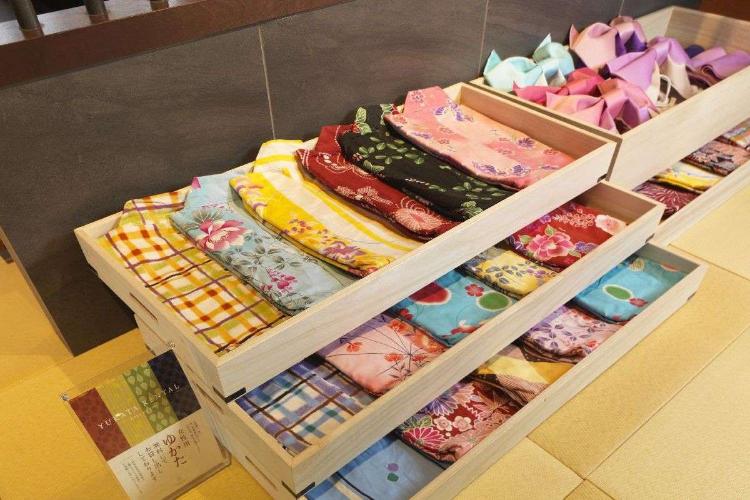 お貸出し品／女性には色浴衣の貸し出しもございます。