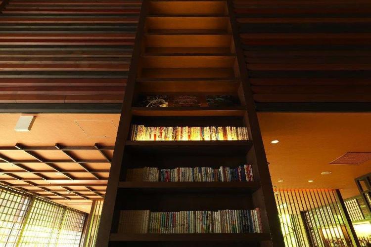 ラウンジ[アペソ]／ぬくもり感じるラウンジ。旅の夜長、薪のはぜる音を聴きながら、読書・音楽鑑賞を。