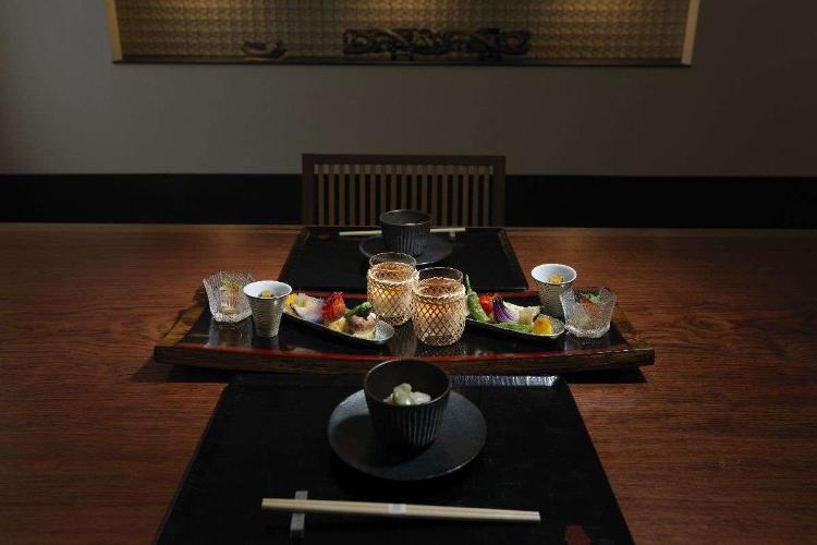 料理屋 松籟（しょうらい）／あたたかな杢のぬくもり感じるお食事処。ニセコの旬彩をお愉しみください。