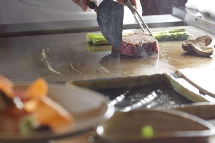 ご夕食／特別会席「鉄板焼会席」。ニセコ周辺や日本海産の新鮮な魚介・肉・野菜を目の前で調理（イメージ）