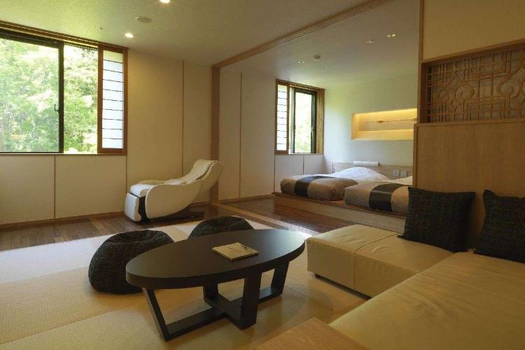 温泉露天風呂付スイート（客室一例）／テラスに温泉露天風呂が付いたスイートルーム。和洋室タイプです。