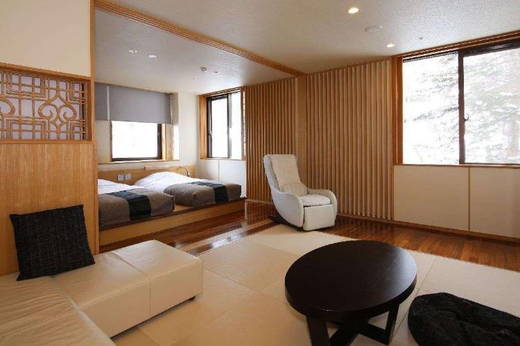 温泉露天風呂付スイート（客室一例）／テラスに温泉露天風呂が付いたスイートルーム。和洋室タイプです。