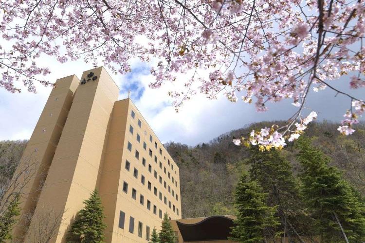 【外観（春）】「森」がテーマのリゾートスパ。森の物語に溢れた空間で癒しのひと時を（イメージ写真）