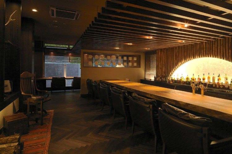 【ラウンジバー 森バー】水のオブジェを眺めながらの大人の時間をゆったりとお過ごしください