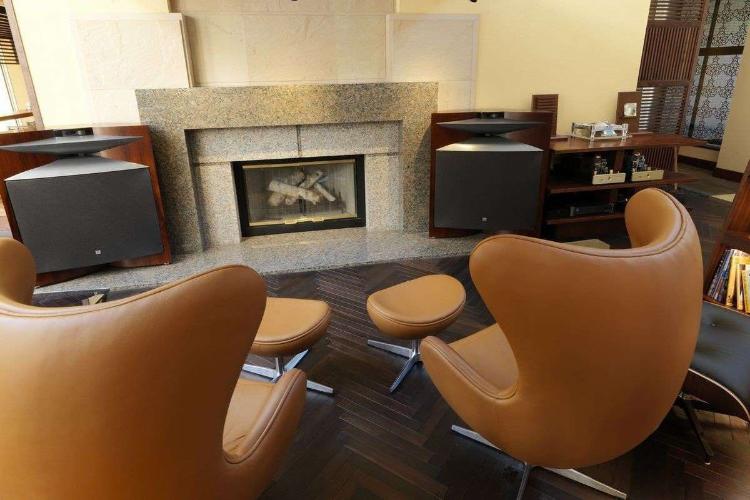 【森ラウンジ／リスニングスペース】音楽と読書で贅沢なひと時を♪