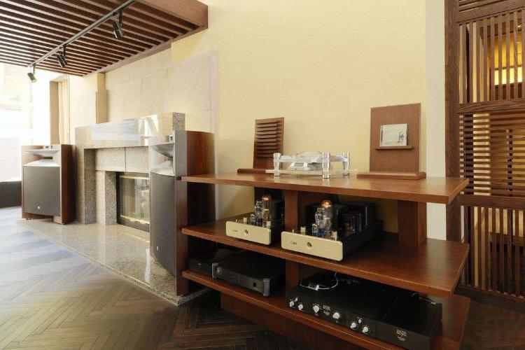 【森ラウンジ／リスニングスペース】音楽と読書で贅沢なひと時を♪