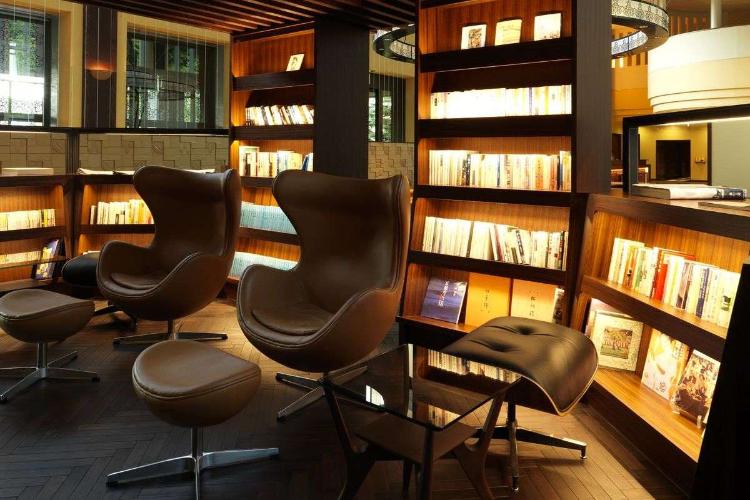 【森ラウンジ／読書ライブラリー】その場で読んでも、客室で読んでもOK！ゆったり夜長をお愉しみください