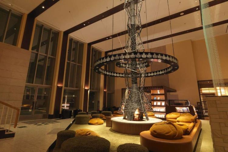 【森ラウンジ】「森の謌」のシンボル的な空間は、裸足になってゆったりお寛ぎください