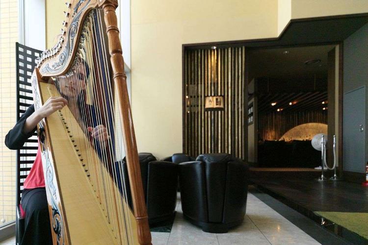 【森ラウンジ】ロビーコンサートは1日4回開催。癒しのミュージックに惚れ惚れ♪