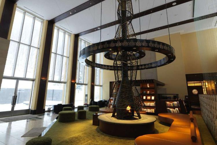 【森ラウンジ】暖炉のオブジェは大木、緑のカーペットは草と大地をイメージし、まるで森の中にいるよう