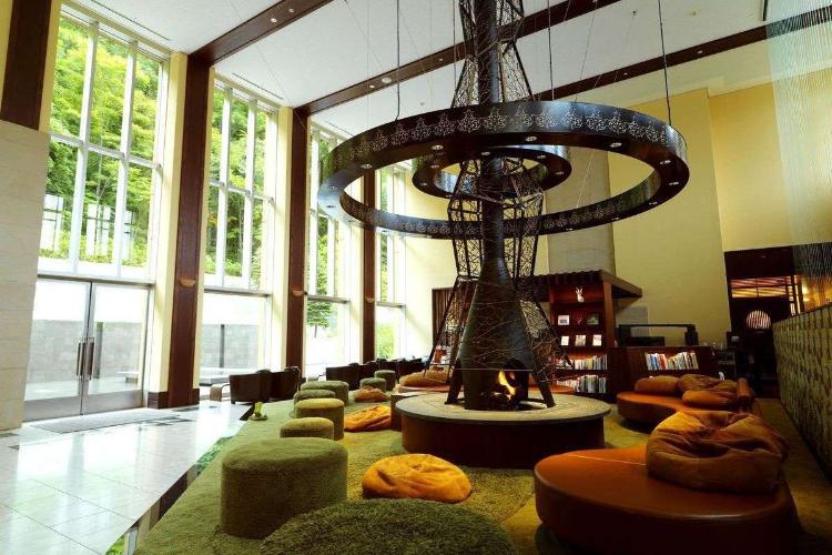 【森ラウンジ】暖炉のオブジェは大木、緑のカーペットは草と大地をイメージし、まるで森の中にいるよう