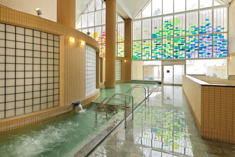 【大浴場】光あふれる高い天井の大浴場でゆっくりとお過ごしください