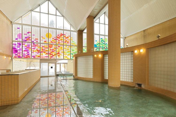 【大浴場】光あふれる高い天井の大浴場でゆっくりとお過ごしください