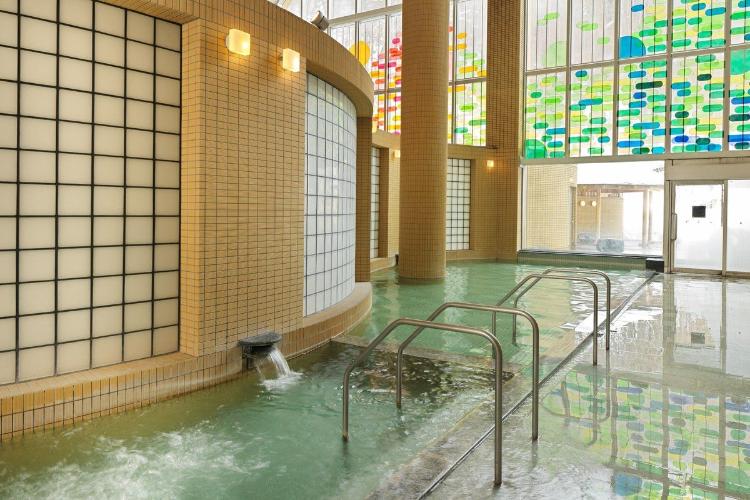 【大浴場】天井の高い大浴場でゆっくりとお過ごしください