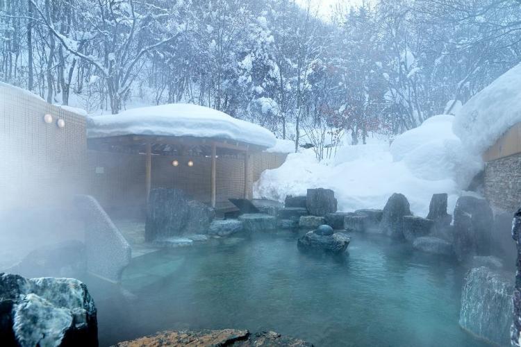 【露天風呂】四季折々の森を感じながらのんびりと温泉をお愉しみください