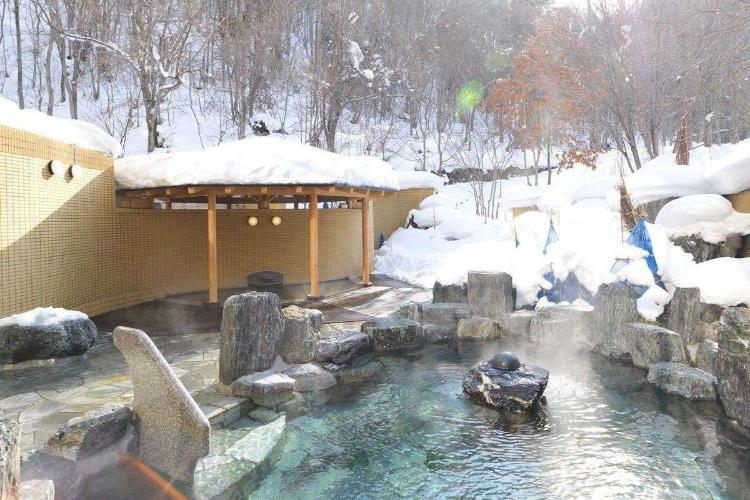 【露天風呂】森に囲まれたような露天風呂。冬には雪見露天を楽しみながらのんびり湯浴みを。