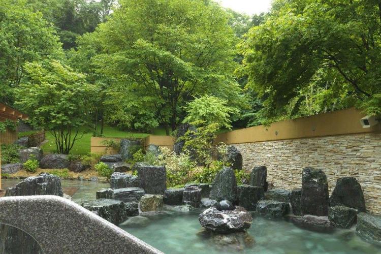 【森スパ】四季折々の森を感じながらのんびりと湯をお愉しみください。