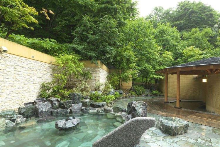 【露天風呂】樹々が生い茂る森に囲まれたような露天風呂