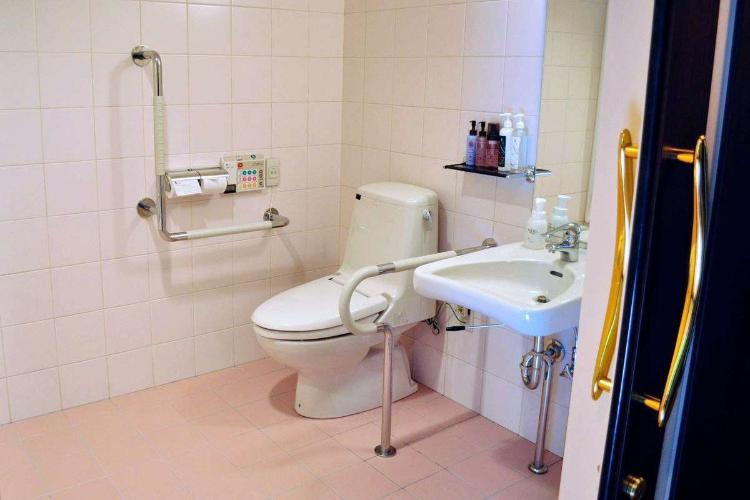 【バリアフリー対応デラックス和洋室】トイレには手すりを設置（客室一例）