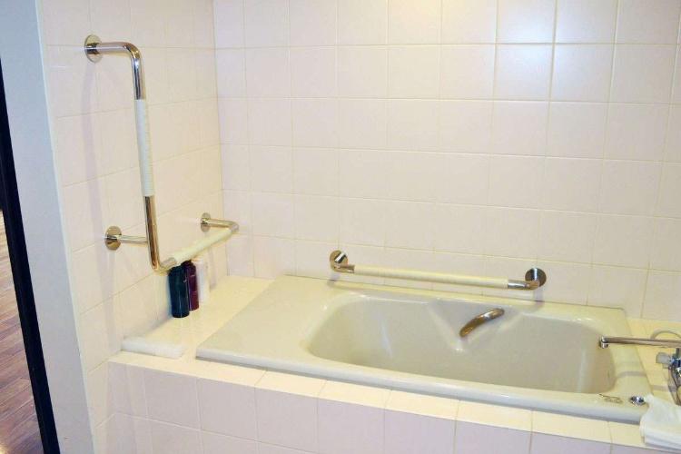 【バリアフリー対応デラックス和洋室】ユニットバスには手すりを設置（客室一例）