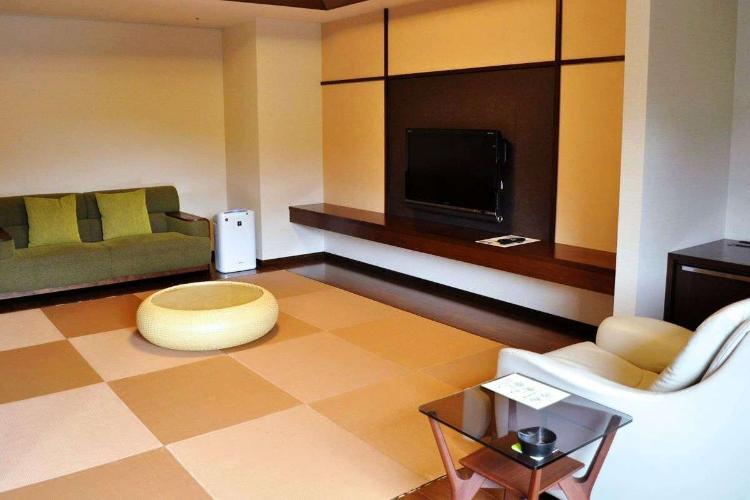 【バリアフリー対応デラックス和洋室】ベッドと畳スペースからなる和洋室（客室一例）