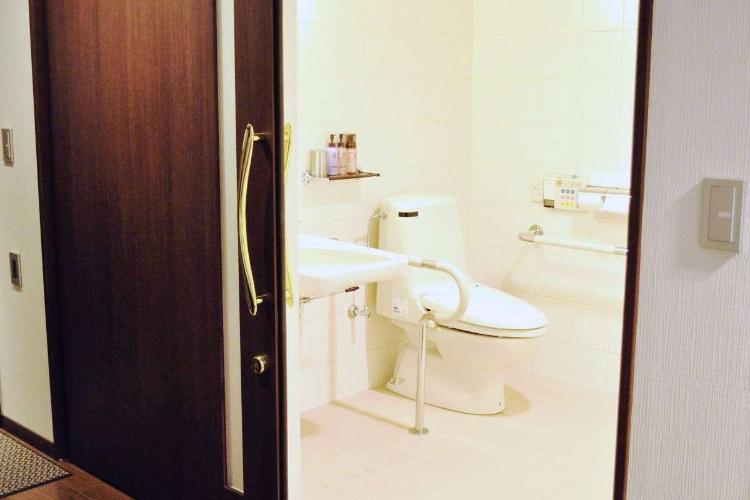 【バリアフリー対応ツインルーム】トイレには手すりを設置（客室一例）
