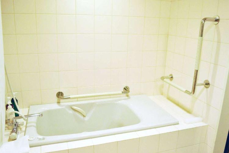 【バリアフリー対応ツインルーム】ユニットバスには手すりを設置（客室一例）